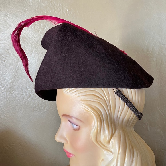 GRACEFUL 1940\'s BROWN FELT TILT TAH + FUCHSIA LONG, CURLY FEATHER